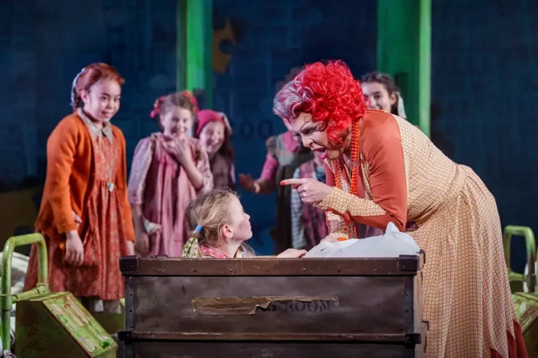 annie palace theatre manchester five star review