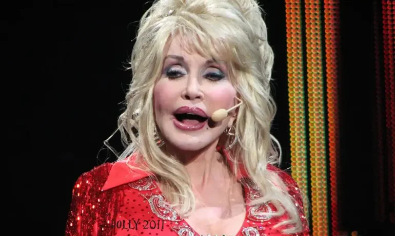 "Bic Bournemouth Dolly Parton" by pipilongstockings is licensed under CC BY 2.0.